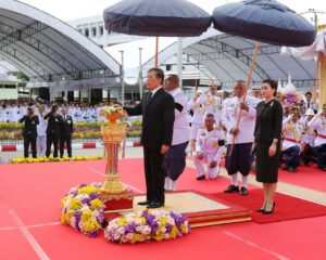 ในหลวง-พระราชินี ทรงเปิด อาคารทศมบพิตร และทอดพระเนตรนิทรรศการ “นาวีเวชบริรักษ์“ พระราชหฤทัยทรงห่วงใยสุขอนามัยประชาชนทุกหมู่เหล่า