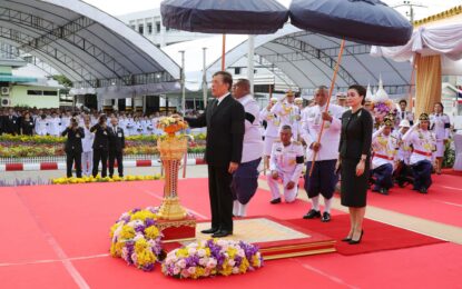 ในหลวง-พระราชินี ทรงเปิด อาคารทศมบพิตร และทอดพระเนตรนิทรรศการ “นาวีเวชบริรักษ์“ พระราชหฤทัยทรงห่วงใยสุขอนามัยประชาชนทุกหมู่เหล่า