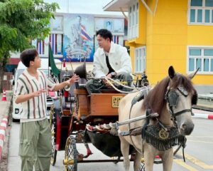 “หอมแผ่นดินฯ” พา “เต้ย พงศกร”  “แชมป์ ชนาธิป” แอ่วลําปาง นั่งรถม้าชมเมืองเก่า เจาะลึกชุมชนบ้านป่าเหมี้ยง ความลับ “กาแฟกลิ่นอายฟรุตตี้”