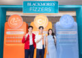 แบลคมอร์ส เปิดตัว “Blackmores Fizzers” วิตามินรูปแบบใหม่ ครั้งแรกในไทย ชูจุดเด่นวิธีการทานวิตามินที่ทั้งสนุกและอร่อย ไม่มีน้ำตาล พร้อม 3 สูตร ดึง 3 Special Guest จิมมี่-จิตรพล, ซี-ทวีนันท์ และ น้ำตาล-ทิพนารี   แชร์ประสบการณ์ ไลฟ์สไตล์การดูแลตัวเอง ตอบโจทย์คนรุ่นใหม่