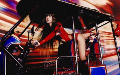 ททท. ชวนปักหมุด นั่งตุ๊กตุ๊ก เที่ยวไทย เมื่อเพลง “SaWaDiKa” จาก LISA พาคำทักทายของคนไทยและภาพจำอย่าง “รถสามล้อเครื่อง” หรือ “รถตุ๊กตุ๊ก” ออกเดินทางไปสู่สายตาผู้คนทั่วโลก เราเลยอยากชวนทุกคนขึ้นตุ๊กตุ๊ก ไป Say “SaWaDiKa” กับกรุงเทพฯ กัน!