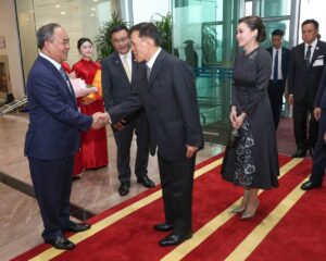 พระบาทสมเด็จพระเจ้าอยู่หัว และสมเด็จพระนางเจ้า ฯ พระบรมราชินี เสด็จพระราชดำเนินโดยเครื่องบินพระที่นั่ง ถึงยังท่าอากาศยานนานาชาติโหน่ยบ่าย (Noi Bai International Airport) กรุงฮานอย สาธารณรัฐสังคมนิยมเวียดนาม จากนั้น พระราชทานพระบรมราชวโรกาสให้ นางสาวอุรวดี ศรีภิรมย์ เอกอัครราชทูต ณ กรุงฮานอย เฝ้าทูลละอองธุลีพระบาท กราบบังคมทูลเบิก นายเล กง สุง (Mr. Le Cong Dung) อธิบดีกรมพิธีการทูตสาธารณรัฐสังคมนิยมเวียดนาม เฝ้าทูลละอองธุลีพระบาท กราบบังคมทูลเชิญเสด็จลงจากเครื่องบินพระที่นั่ง โดยมี นายเล แค้ง หาย (Mr. Le Khanh Hai) รัฐมนตรีเกียรติยศฝ่ายเวียดนาม และข้าราชการระดับสูงฝ่ายเวียดนามและฝ่ายไทย เฝ้าทูลละอองธุลีพระบาทรับเสด็จ จากนั้นทรงพระดำเนินผ่านแถวกองทหารเกียรติยศ เสร็จแล้วประทับรถยนต์พระที่นั่ง เสด็จพระราชดำเนินไปยังโรงแรมแฟร์มอนต์ กรุงฮานอย (Fairmont Hanai) ซึ่งรัฐบาลสาธารณรัฐสังคมนิยมเวียดนามจัดถวายเป็นโรงแรมที่ประทับ