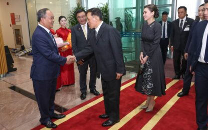พระบาทสมเด็จพระเจ้าอยู่หัว และสมเด็จพระนางเจ้า ฯ พระบรมราชินี เสด็จพระราชดำเนินโดยเครื่องบินพระที่นั่ง ถึงยังท่าอากาศยานนานาชาติโหน่ยบ่าย (Noi Bai International Airport) กรุงฮานอย สาธารณรัฐสังคมนิยมเวียดนาม จากนั้น พระราชทานพระบรมราชวโรกาสให้ นางสาวอุรวดี ศรีภิรมย์ เอกอัครราชทูต ณ กรุงฮานอย เฝ้าทูลละอองธุลีพระบาท กราบบังคมทูลเบิก นายเล กง สุง (Mr. Le Cong Dung) อธิบดีกรมพิธีการทูตสาธารณรัฐสังคมนิยมเวียดนาม เฝ้าทูลละอองธุลีพระบาท กราบบังคมทูลเชิญเสด็จลงจากเครื่องบินพระที่นั่ง โดยมี นายเล แค้ง หาย (Mr. Le Khanh Hai) รัฐมนตรีเกียรติยศฝ่ายเวียดนาม และข้าราชการระดับสูงฝ่ายเวียดนามและฝ่ายไทย เฝ้าทูลละอองธุลีพระบาทรับเสด็จ จากนั้นทรงพระดำเนินผ่านแถวกองทหารเกียรติยศ เสร็จแล้วประทับรถยนต์พระที่นั่ง เสด็จพระราชดำเนินไปยังโรงแรมแฟร์มอนต์ กรุงฮานอย (Fairmont Hanai) ซึ่งรัฐบาลสาธารณรัฐสังคมนิยมเวียดนามจัดถวายเป็นโรงแรมที่ประทับ