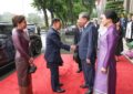 พระบาทสมเด็จพระเจ้าอยู่หัว และสมเด็จพระนางเจ้า ฯ พระบรมราชินี เสด็จพระราชดำเนินโดยรถยนต์พระที่นั่ง จากโรงแรมแฟร์มอนต์ กรุงฮานอย (Fairmont Hanoi) โรงแรมที่ประทับ ไปในพิธีรับเสด็จอย่างเป็นทางการ ณ อาคารสภาแห่งชาติ (National Assembly Building) สาธารณรัฐสังคมนิยมเวียดนาม