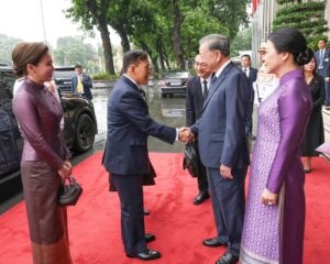 พระบาทสมเด็จพระเจ้าอยู่หัว และสมเด็จพระนางเจ้า ฯ พระบรมราชินี เสด็จพระราชดำเนินโดยรถยนต์พระที่นั่ง จากโรงแรมแฟร์มอนต์ กรุงฮานอย (Fairmont Hanoi) โรงแรมที่ประทับ ไปในพิธีรับเสด็จอย่างเป็นทางการ ณ อาคารสภาแห่งชาติ (National Assembly Building) สาธารณรัฐสังคมนิยมเวียดนาม