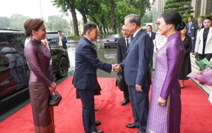 พระบาทสมเด็จพระเจ้าอยู่หัว และสมเด็จพระนางเจ้า ฯ พระบรมราชินี เสด็จพระราชดำเนินโดยรถยนต์พระที่นั่ง จากโรงแรมแฟร์มอนต์ กรุงฮานอย (Fairmont Hanoi) โรงแรมที่ประทับ ไปในพิธีรับเสด็จอย่างเป็นทางการ ณ อาคารสภาแห่งชาติ (National Assembly Building) สาธารณรัฐสังคมนิยมเวียดนาม