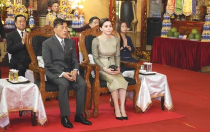 พระบาทสมเด็จพระเจ้าอยู่หัว และสมเด็จพระนางเจ้า ฯ พระบรมราชินี เสด็จพระราชดำเนินโดยรถยนต์พระที่นั่ง ถึงยังวัดกว๋านสือ (Quan Su Pagoda) กรุงฮานอย สาธารณรัฐสังคมนิยมเวียดนาม แล้วเสด็จเข้าพระอุโบสถ ณ ที่นั้น พระมหาคณาจารย์ทิธ เถียน เญิน (Most Venerable Thich Thien Nhon) ประธานสภาบริหารกลางคณะสงฆ์เวียดนาม เฝ้ารับเสด็จและทูลเชิญเสด็จพระราชดำเนินไปยังแท่นบูชาเบื้องหน้าพระประธาน พระบาทสมเด็จพระเจ้าอยู่หัว ถวายต้นไม้ทอง ต้นไม้เงิน และดอกไม้ธูปเทียนแพ