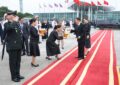 พระบาทสมเด็จพระเจ้าอยู่หัว และสมเด็จพระนางเจ้า ฯ พระบรมราชินี เสด็จพระราชดำเนินโดยรถยนต์พระที่นั่งถึงท่าอากาศยานนานาชาติโหน่ยบ่าย สาธารณรัฐสังคมนิยมเวียดนาม ณ ที่นั้น นายเล แค้ง หาย (Mr. Le Khanh Hai) หัวหน้าสำนักงานประธานาธิบดี ในฐานะรัฐมนตรีเกียรติยศฝ่ายเวียดนาม นายหวู่ ได่ ทั้ง (Mr. Vu Dai Thang) ประธานคณะกรรมการประชาชนกรุงฮานอย เฝ้าทูลละอองธุลีพระบาทส่งเสด็จ