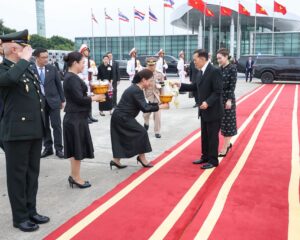 พระบาทสมเด็จพระเจ้าอยู่หัว และสมเด็จพระนางเจ้า ฯ พระบรมราชินี เสด็จพระราชดำเนินโดยรถยนต์พระที่นั่งถึงท่าอากาศยานนานาชาติโหน่ยบ่าย สาธารณรัฐสังคมนิยมเวียดนาม ณ ที่นั้น นายเล แค้ง หาย (Mr. Le Khanh Hai) หัวหน้าสำนักงานประธานาธิบดี ในฐานะรัฐมนตรีเกียรติยศฝ่ายเวียดนาม นายหวู่ ได่ ทั้ง (Mr. Vu Dai Thang) ประธานคณะกรรมการประชาชนกรุงฮานอย เฝ้าทูลละอองธุลีพระบาทส่งเสด็จ