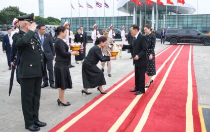 พระบาทสมเด็จพระเจ้าอยู่หัว และสมเด็จพระนางเจ้า ฯ พระบรมราชินี เสด็จพระราชดำเนินโดยรถยนต์พระที่นั่งถึงท่าอากาศยานนานาชาติโหน่ยบ่าย สาธารณรัฐสังคมนิยมเวียดนาม ณ ที่นั้น นายเล แค้ง หาย (Mr. Le Khanh Hai) หัวหน้าสำนักงานประธานาธิบดี ในฐานะรัฐมนตรีเกียรติยศฝ่ายเวียดนาม นายหวู่ ได่ ทั้ง (Mr. Vu Dai Thang) ประธานคณะกรรมการประชาชนกรุงฮานอย เฝ้าทูลละอองธุลีพระบาทส่งเสด็จ