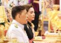 พระบาทสมเด็จพระเจ้าอยู่หัว และสมเด็จพระนางเจ้า ฯ พระบรมราชินี เสด็จพระราชดำเนินโดยรถยนต์พระที่นั่ง ไปในการพระราชพิธีทรงบำเพ็ญพระราชกุศลสตมวาร (๑๐๐ วัน) พระราชทานพระศพ สมเด็จพระเจ้าลูกเธอ เจ้าฟ้าพัชรกิติยาภา นเรนทิราเทพยวดี กรมหลวงราชสาริณีสิริพัชร มหาวัชรราชธิดา ณ พระที่นั่งพิมานรัตยา พระบรมมหาราชวัง