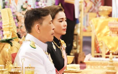 พระบาทสมเด็จพระเจ้าอยู่หัว และสมเด็จพระนางเจ้า ฯ พระบรมราชินี เสด็จพระราชดำเนินโดยรถยนต์พระที่นั่ง ไปในการพระราชพิธีทรงบำเพ็ญพระราชกุศลสตมวาร (๑๐๐ วัน) พระราชทานพระศพ สมเด็จพระเจ้าลูกเธอ เจ้าฟ้าพัชรกิติยาภา นเรนทิราเทพยวดี กรมหลวงราชสาริณีสิริพัชร มหาวัชรราชธิดา ณ พระที่นั่งพิมานรัตยา พระบรมมหาราชวัง
