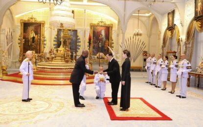 พระบาทสมเด็จพระเจ้าอยู่หัว และสมเด็จพระนางเจ้า ฯ พระบรมราชินี เสด็จออก ณ พระที่นั่งอัมพรสถาน พระราชวังดุสิต พระราชทานพระบรมราชวโรกาสให้ นายล็องดรี อึมบูมบา (Mr. Landry Mboumba) ซึ่งมีถิ่นพำนักอยู่ที่กรุงโซล สาธารณรัฐเกาหลี เฝ้าทูลละอองธุลีพระบาท ถวายอักษรสาส์นตราตั้ง เป็นเอกอัครราชทูตวิสามัญผู้มีอำนาจเต็มแห่งสาธารณรัฐกาบองประจำประเทศไทย