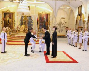 พระบาทสมเด็จพระเจ้าอยู่หัว และสมเด็จพระนางเจ้า ฯ พระบรมราชินี เสด็จออก ณ พระที่นั่งอัมพรสถาน พระราชวังดุสิต พระราชทานพระบรมราชวโรกาสให้ นายปุนีต อัครวาล (Mr. Puneet Agrawal) ซึ่งมีถิ่นพำนักอยู่ที่กรุงเทพมหานคร เฝ้าทูลละอองธุลีพระบาท ถวายอักษรสาส์นตราตั้ง เป็นเอกอัครราชทูตวิสามัญผู้มีอำนาจเต็มแห่งสาธารณรัฐอินเดียประจำประเทศไทย