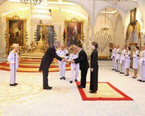 พระบาทสมเด็จพระเจ้าอยู่หัว และสมเด็จพระนางเจ้า ฯ พระบรมราชินี เสด็จออก ณ พระที่นั่งอัมพรสถาน พระราชวังดุสิต พระราชทานพระบรมราชวโรกาสให้ นายญิอาด ฟุอาด มะบรูก อัลเกดเราะฮ์ (Mr. Jehad Fouad Mabrouk Alqedra) ซึ่งมีถิ่นพำนักอยู่ที่กรุงกัวลาลัมเปอร์ มาเลเซีย เฝ้าทูลละอองธุลีพระบาท ถวายอักษรสาส์นตราตั้ง เป็นเอกอัครราชทูตวิสามัญผู้มีอำนาจเต็มแห่งรัฐปาเลสไตน์ประจำประเทศไทย