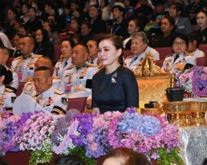 “พระราชินี” ทอดพระเนตรการแสดงรอบเยาวชนเฉลิมพระเกียรติ เรื่อง Alice in Wonderland พระราชทานเลี้ยงผู้มาร่วมงาน