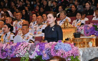 “พระราชินี” ทอดพระเนตรการแสดงรอบเยาวชนเฉลิมพระเกียรติ เรื่อง Alice in Wonderland พระราชทานเลี้ยงผู้มาร่วมงาน