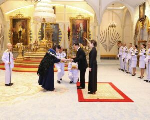พระบาทสมเด็จพระเจ้าอยู่หัว และสมเด็จพระนางเจ้า ฯ พระบรมราชินี เสด็จออก ณ พระที่นั่งอัมพรสถาน พระราชวังดุสิต พระราชทานพระบรมราชวโรกาสให้ นางเรย์ลีน ซีอาลี ทากาลอ ลูฟาลานี (Mrs. Raylene Siale Tagaloa Liufalani) ซึ่งมีถิ่นพำนักอยู่ที่กรุงเทพมหานคร เฝ้าทูลละอองธุลีพระบาท ถวายอักษรสาส์นตราตั้ง เป็นเอกอัครราชทูตวิสามัญผู้มีอำนาจเต็มแห่งนิวซีแลนด์ประจำประเทศไทย