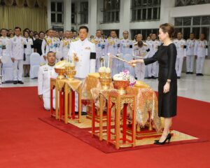 พระบาทสมเด็จพระเจ้าอยู่หัว และสมเด็จพระนางเจ้า ฯ พระบรมราชินีเสด็จพระราชดำเนิน ไปทรงวางพวงมาลาถวายราชสักการะพระราชานุสาวรีย์สมเด็จพระมหิตลาธิเบศร อดุลยเดชวิกรม พระบรมราชชนก เนื่องใน “วันมหิดล” ประจำปี ๒๕๖๙ ณ โรงพยาบาลศิริราช เขตบางกอกน้อย กรุงเทพมหานคร