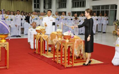 พระบาทสมเด็จพระเจ้าอยู่หัว และสมเด็จพระนางเจ้า ฯ พระบรมราชินีเสด็จพระราชดำเนิน ไปทรงวางพวงมาลาถวายราชสักการะพระราชานุสาวรีย์สมเด็จพระมหิตลาธิเบศร อดุลยเดชวิกรม พระบรมราชชนก เนื่องใน “วันมหิดล” ประจำปี ๒๕๖๙ ณ โรงพยาบาลศิริราช เขตบางกอกน้อย กรุงเทพมหานคร