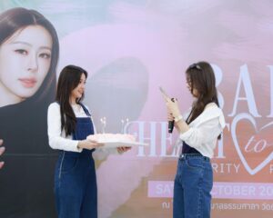 “แบม สราลี” แท็กทีม “อุ้ม – พีพี” ร่วมใจระบายสีกำแพงโรงเรียน