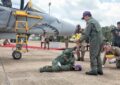 ในหลวง ทอดพระเนตร พระราชินี ทรงฝึกบินเดี่ยว Gripen เป็นครั้งแรก ในหลวงพระราชทานช่อดอกไม้เป็นกำลังใจ