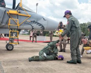 ในหลวง ทอดพระเนตร พระราชินี ทรงฝึกบินเดี่ยว Gripen เป็นครั้งแรก ในหลวงพระราชทานช่อดอกไม้เป็นกำลังใจ