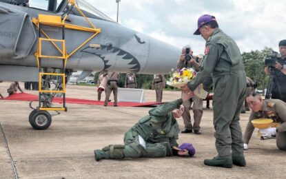 ในหลวง ทอดพระเนตร พระราชินี ทรงฝึกบินเดี่ยว Gripen เป็นครั้งแรก ในหลวงพระราชทานช่อดอกไม้เป็นกำลังใจ