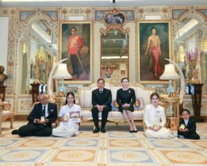 พระบาทสมเด็จพระเจ้าอยู่หัว และสมเด็จพระนางเจ้า ฯ พระบรมราชินี เสด็จออก ณ พระที่นั่งอัมพรสถาน พระราชวังดุสิต พระราชทานพระบรมราชวโรกาสให้ นายโชตินรินทร์ เกิดสม ผู้ว่าราชการจังหวัดภูเก็ต นำนางสาวรัตติกานต์ อำลอย เยาวชนจากจังหวัดภูเก็ต ผู้ชนะเลิศการแข่งขันรายการ “อเมริกาส์ ก็อต ทาเลนต์ ๒๐๒๖” (America’s Got Talent 2026) พร้อมครอบครัว เฝ้าทูลละอองธุลีพระบาท ทูลเกล้าทูลกระหม่อมถวายใบประกาศผลรางวัลชนะเลิศการแข่งขัน ฯ แด่พระบาทสมเด็จพระเจ้าอยู่หัว