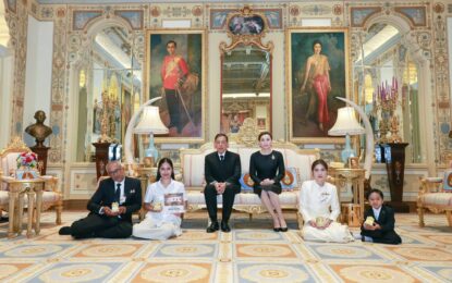 พระบาทสมเด็จพระเจ้าอยู่หัว และสมเด็จพระนางเจ้า ฯ พระบรมราชินี เสด็จออก ณ พระที่นั่งอัมพรสถาน พระราชวังดุสิต พระราชทานพระบรมราชวโรกาสให้ นายโชตินรินทร์ เกิดสม ผู้ว่าราชการจังหวัดภูเก็ต นำนางสาวรัตติกานต์ อำลอย เยาวชนจากจังหวัดภูเก็ต ผู้ชนะเลิศการแข่งขันรายการ “อเมริกาส์ ก็อต ทาเลนต์ ๒๐๒๖” (America’s Got Talent 2026) พร้อมครอบครัว เฝ้าทูลละอองธุลีพระบาท ทูลเกล้าทูลกระหม่อมถวายใบประกาศผลรางวัลชนะเลิศการแข่งขัน ฯ แด่พระบาทสมเด็จพระเจ้าอยู่หัว