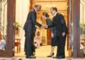 พระบาทสมเด็จพระเจ้าอยู่หัว และสมเด็จพระนางเจ้า ฯ พระบรมราชินี เสด็จออก ณ พระที่นั่งอัมพรสถาน พระราชวังดุสิต ทรงรับนายทาร์มัน ชันมูการัตนัม (Mr. Tharman Shanmugaratnam) ประธานาธิบดีแห่งสาธารณรัฐสิงคโปร์ และนางเจน อิตโตกิ ชันมูการัตนัม (Mrs. Jane Ittogi Shanmugaratnam) ภริยา ในโอกาสเดินทางเยือนประเทศไทย เพื่อเข้าร่วมประชุม World Bank Group’s High-Level Advisory Council on Jobs ซึ่งเป็นส่วนหนึ่งของการประชุมประจำปีสภาผู้ว่าการกองทุนการเงินระหว่างประเทศและกลุ่มธนาคารโลก ปี ค.ศ. ๒๐๒๖ (IMF – World Bank Group Annual Meetings 2026) ซึ่งประเทศไทยเป็นเจ้าภาพจัดขึ้นระหว่างวันที่ ๑๒ – ๑๘ ตุลาคม ๒๕๖๙