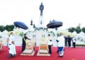 พระบาทสมเด็จพระเจ้าอยู่หัว และสมเด็จพระนางเจ้า ฯ พระบรมราชินี เสด็จพระราชดำเนินไปทรงวางพวงมาลาถวายราชสักการะพระบรมราชานุสาวรีย์พระบาทสมเด็จพระบรมชนกาธิเบศร มหาภูมิพลอดุลยเดชมหาราช บรมนาถบพิตร ณ อุทยานเฉลิมพระเกียรติพระบาทสมเด็จพระบรมชนกาธิเบศร มหาภูมิพลอดุลยเดชมหาราช บรมนาถบพิตร เขตดุสิต กรุงเทพมหานคร และเสด็จพระราชดำเนินไปในการพระราชพิธีทรงบำเพ็ญพระราชกุศลวันนวมินทรมหาราช พุทธศักราช ๒๕๖๙ ณ พระที่นั่งอมรินทรวินิจฉัย พระบรมมหาราชวัง