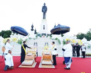 พระบาทสมเด็จพระเจ้าอยู่หัว และสมเด็จพระนางเจ้า ฯ พระบรมราชินี เสด็จพระราชดำเนินไปทรงวางพวงมาลาถวายราชสักการะพระบรมราชานุสาวรีย์พระบาทสมเด็จพระบรมชนกาธิเบศร มหาภูมิพลอดุลยเดชมหาราช บรมนาถบพิตร ณ อุทยานเฉลิมพระเกียรติพระบาทสมเด็จพระบรมชนกาธิเบศร มหาภูมิพลอดุลยเดชมหาราช บรมนาถบพิตร เขตดุสิต กรุงเทพมหานคร และเสด็จพระราชดำเนินไปในการพระราชพิธีทรงบำเพ็ญพระราชกุศลวันนวมินทรมหาราช พุทธศักราช ๒๕๖๙ ณ พระที่นั่งอมรินทรวินิจฉัย พระบรมมหาราชวัง