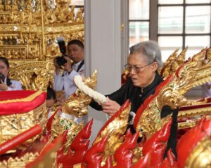สมเด็จพระกนิษฐาธิราชเจ้า กรมสมเด็จพระเทพรัตนราชสุดา ฯ สยามบรมราชกุมารี เสด็จพระราชดำเนินไปในพิธีบวงสรวงการอัญเชิญราชรถ และพระยานมาศ หลังการบูรณปฏิสังขรณ์ออกจากโรงราชรถ