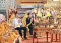 พระบาทสมเด็จพระเจ้าอยู่หัว และสมเด็จพระนางเจ้า ฯ พระบรมราชินี เสด็จพระราชดำเนินไปในการพระราชพิธีทรงบำเพ็ญพระราชกุศลวันนวมินทรมหาราช พุทธศักราช ๒๕๖๙ ณ พระที่นั่งอมรินทรวินิจฉัย พระบรมมหาราชวัง