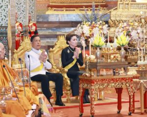 พระบาทสมเด็จพระเจ้าอยู่หัว และสมเด็จพระนางเจ้า ฯ พระบรมราชินี เสด็จพระราชดำเนินไปในการพระราชพิธีทรงบำเพ็ญพระราชกุศลวันนวมินทรมหาราช พุทธศักราช ๒๕๖๙ ณ พระที่นั่งอมรินทรวินิจฉัย พระบรมมหาราชวัง