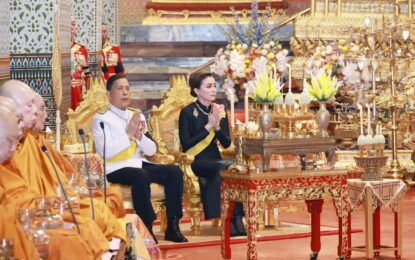 พระบาทสมเด็จพระเจ้าอยู่หัว และสมเด็จพระนางเจ้า ฯ พระบรมราชินี เสด็จพระราชดำเนินไปในการพระราชพิธีทรงบำเพ็ญพระราชกุศลวันนวมินทรมหาราช พุทธศักราช ๒๕๖๙ ณ พระที่นั่งอมรินทรวินิจฉัย พระบรมมหาราชวัง