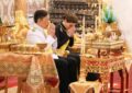 พระบาทสมเด็จพระเจ้าอยู่หัว และสมเด็จพระนางเจ้า ฯ พระบรมราชินีเสด็จพระราชดำเนินไปในการพระราชพิธีทรงบำเพ็ญพระราชกุศลครบรอบ ๑ ปี วันสวรรคต สมเด็จพระนางเจ้าสิริกิติ์ พระบรมราชินีนาถ พระบรมราชชนนีพันปีหลวง ณ พระที่นั่งดุสิตมหาปราสาท พระบรมมหาราชวัง
