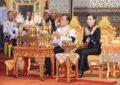 พระบาทสมเด็จพระเจ้าอยู่หัว และสมเด็จพระนางเจ้า ฯ พระบรมราชินี เสด็จพระราชดำเนินไปในการพระราชพิธีทรงบำเพ็ญพระราชกุศลวันปิยมหาราช พุทธศักราช ๒๕๖๙ ณ พระที่นั่งอมรินทรวินิจฉัย พระบรมมหาราชวัง