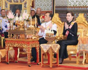 พระบาทสมเด็จพระเจ้าอยู่หัว และสมเด็จพระนางเจ้า ฯ พระบรมราชินี เสด็จพระราชดำเนินไปในการพระราชพิธีทรงบำเพ็ญพระราชกุศลวันปิยมหาราช พุทธศักราช ๒๕๖๙ ณ พระที่นั่งอมรินทรวินิจฉัย พระบรมมหาราชวัง