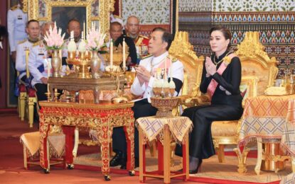 พระบาทสมเด็จพระเจ้าอยู่หัว และสมเด็จพระนางเจ้า ฯ พระบรมราชินี เสด็จพระราชดำเนินไปในการพระราชพิธีทรงบำเพ็ญพระราชกุศลวันปิยมหาราช พุทธศักราช ๒๕๖๙ ณ พระที่นั่งอมรินทรวินิจฉัย พระบรมมหาราชวัง