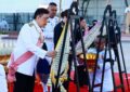 พระบาทสมเด็จพระเจ้าอยู่หัว และสมเด็จพระนางเจ้า ฯ พระบรมราชินี เสด็จพระราชดำเนินโดยรถยนต์พระที่นั่ง จากพระที่นั่งอัมพรสถาน พระราชวังดุสิต ไปทรงวางพวงมาลา ณ พระบรมราชานุสรณ์พระบาทสมเด็จพระจุลจอมเกล้าเจ้าอยู่หัว พระลานพระราชวังดุสิต เสร็จแล้ว เสด็จพระราชดำเนินไปในการพระราชพิธีทรงบำเพ็ญพระราชกุศลวันปิยมหาราช พุทธศักราช ๒๕๖๙ ณ พระที่นั่งอมรินทรวินิจฉัย พระบรมมหาราชวัง