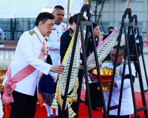 พระบาทสมเด็จพระเจ้าอยู่หัว และสมเด็จพระนางเจ้า ฯ พระบรมราชินี เสด็จพระราชดำเนินโดยรถยนต์พระที่นั่ง จากพระที่นั่งอัมพรสถาน พระราชวังดุสิต ไปทรงวางพวงมาลา ณ พระบรมราชานุสรณ์พระบาทสมเด็จพระจุลจอมเกล้าเจ้าอยู่หัว พระลานพระราชวังดุสิต เสร็จแล้ว เสด็จพระราชดำเนินไปในการพระราชพิธีทรงบำเพ็ญพระราชกุศลวันปิยมหาราช พุทธศักราช ๒๕๖๙ ณ พระที่นั่งอมรินทรวินิจฉัย พระบรมมหาราชวัง