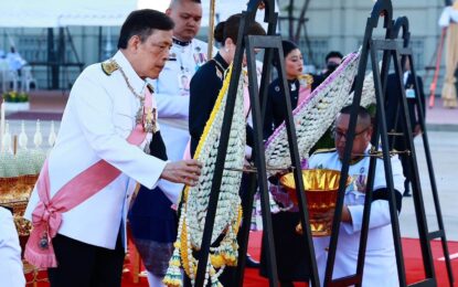 พระบาทสมเด็จพระเจ้าอยู่หัว และสมเด็จพระนางเจ้า ฯ พระบรมราชินี เสด็จพระราชดำเนินโดยรถยนต์พระที่นั่ง จากพระที่นั่งอัมพรสถาน พระราชวังดุสิต ไปทรงวางพวงมาลา ณ พระบรมราชานุสรณ์พระบาทสมเด็จพระจุลจอมเกล้าเจ้าอยู่หัว พระลานพระราชวังดุสิต เสร็จแล้ว เสด็จพระราชดำเนินไปในการพระราชพิธีทรงบำเพ็ญพระราชกุศลวันปิยมหาราช พุทธศักราช ๒๕๖๙ ณ พระที่นั่งอมรินทรวินิจฉัย พระบรมมหาราชวัง