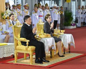 ในหลวง-พระราชินี ทรงเปิด “สถานีกลางกรุงเทพอภิวัฒน์” และ ทอดพระเนตรนิทรรศการ “วิวัฒน์รถไฟไทย”