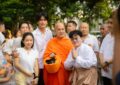 ทีมคนบันเทิงร่วมตักบาตรเทโวโรหณะ ณ วัดสระเกศ เจ้าประคุณสมเด็จพระวชิรสิทธาจารย์ นำคณะสงฆ์ ๑๐๙ รูป ออกบิณฑบาต