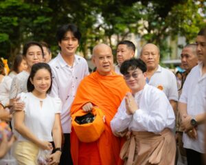 ทีมคนบันเทิงร่วมตักบาตรเทโวโรหณะ ณ วัดสระเกศ เจ้าประคุณสมเด็จพระวชิรสิทธาจารย์ นำคณะสงฆ์ ๑๐๙ รูป ออกบิณฑบาต