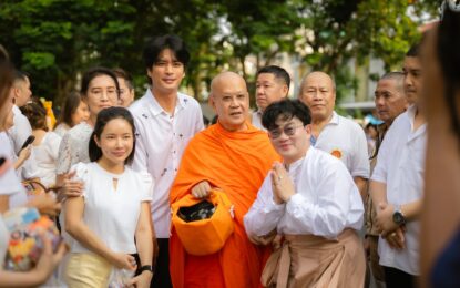 ทีมคนบันเทิงร่วมตักบาตรเทโวโรหณะ ณ วัดสระเกศ เจ้าประคุณสมเด็จพระวชิรสิทธาจารย์ นำคณะสงฆ์ ๑๐๙ รูป ออกบิณฑบาต