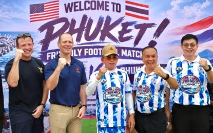 ภูเก็ตคึกคัก! ผู้ว่าฯ – นายก อบจ. นำทีมลงสนามดวลแข้งกองทัพเรือสหรัฐฯ (CVN-77) เปิดศึก Friendly Football กระชับมิตร 🇹🇭🤝🇺🇸