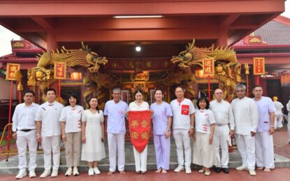 ผู้ว่าการ ททท. ร่วมสืบสาน “ประเพณีกินผักจังหวัดพังงา” เป็นประธานพิธียกเสาโกเต้ง 186 ปี ศาลเจ้ากระโสมเต้าโบ้เก้ง จ.พังงา